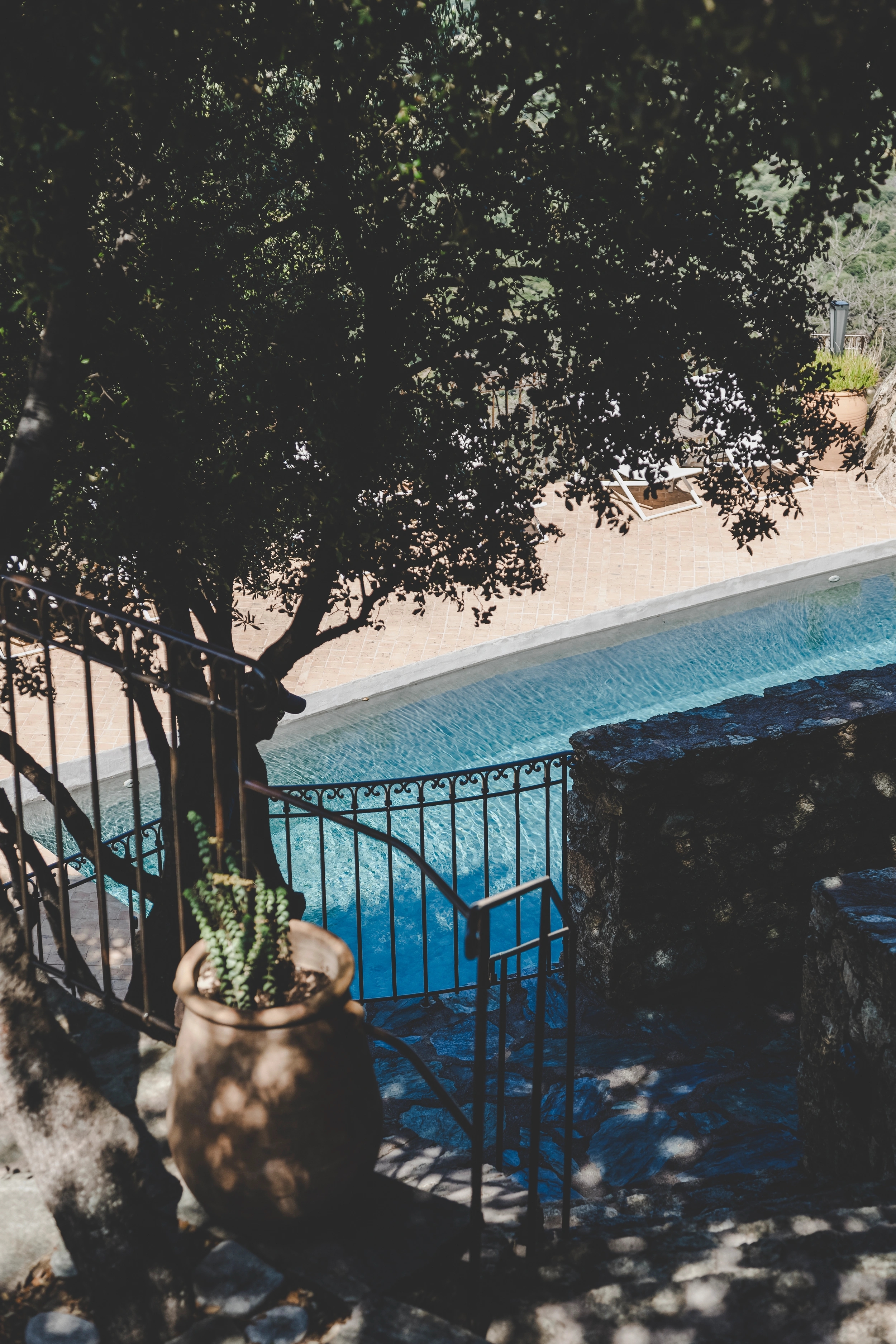 La belle piscine chauffée aux pieds des chambres de l'hôtel Case Latine à Lama