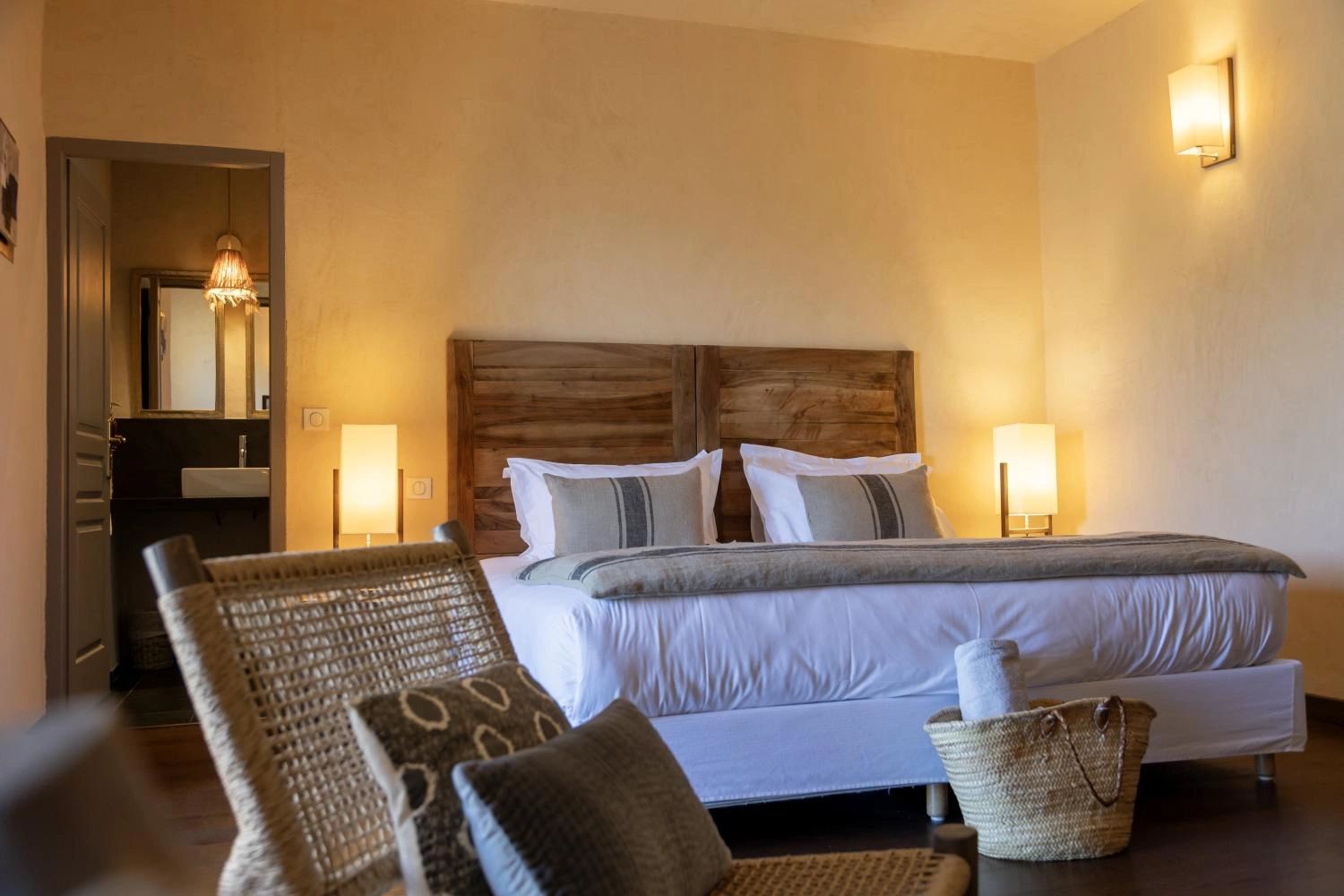 La literie confortable des chambres à louer dans l'hôtel Case Latine