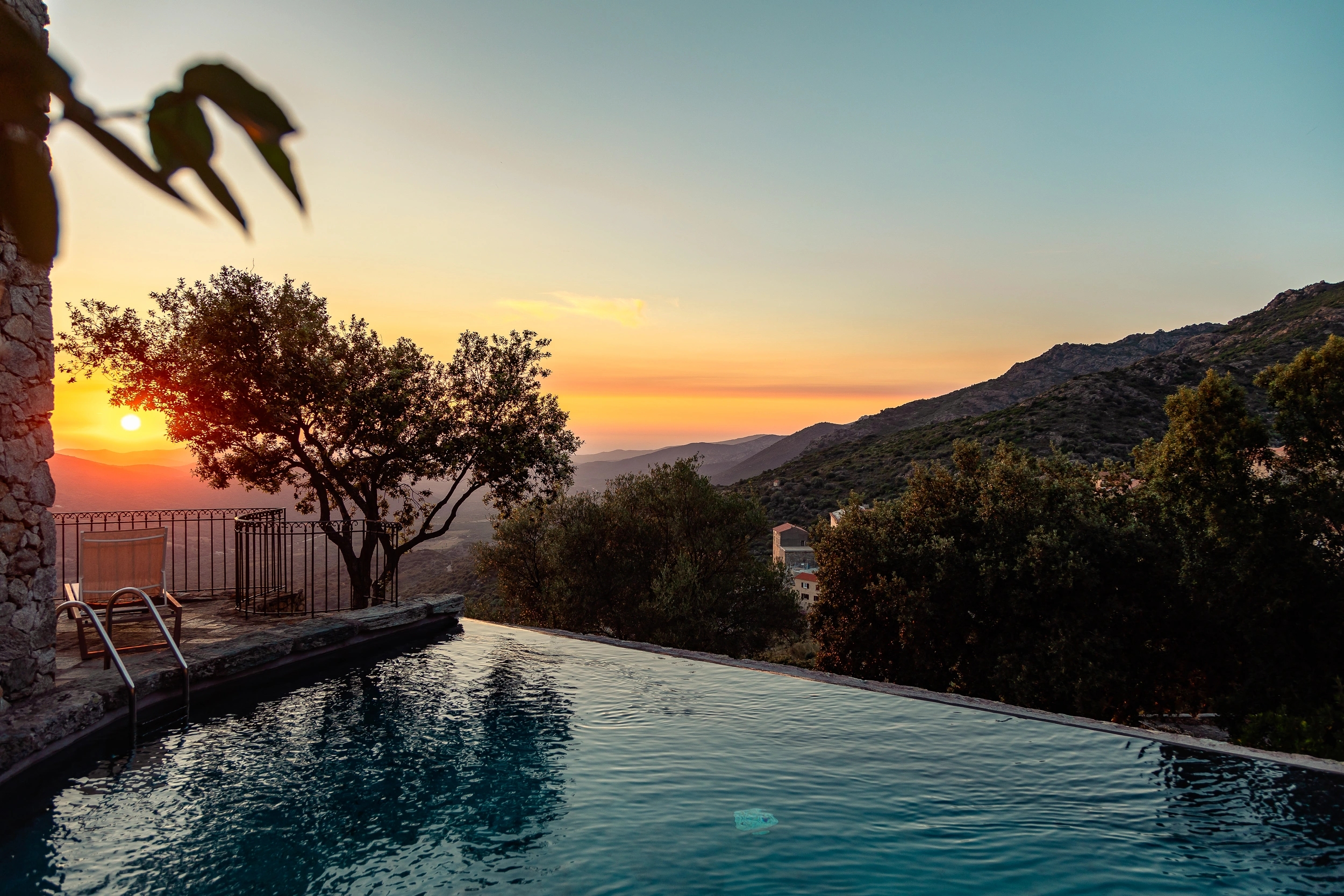 La vue splendide depuis la piscine de l'hôtel Case Latine à Lama en Balagne