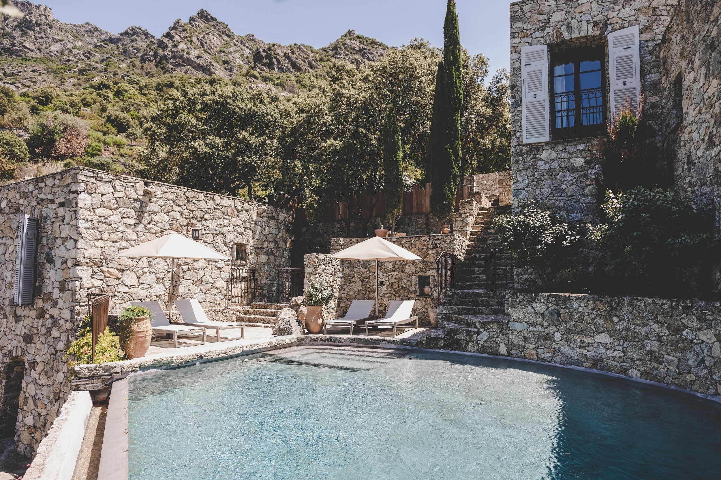 Piscine chauffée à l'hôtel Case Latine en Corse à Lama